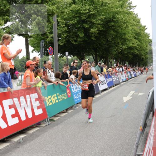 15.06.2025 - REWE Women's Run Strokosch-Dieckow http://msf.ph/oto/7931352 15.06.2025 10:54:31 Ziel 5024, 5316 meine-sportfotos.de