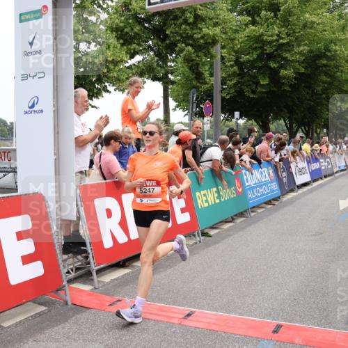 15.06.2025 - REWE Women's Run Strokosch-Dieckow http://msf.ph/oto/7931368 15.06.2025 10:55:17 Ziel 5247 meine-sportfotos.de