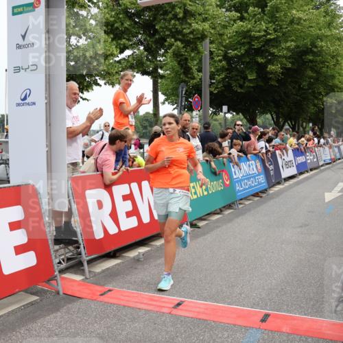 15.06.2025 - REWE Women's Run Strokosch-Dieckow http://msf.ph/oto/7931377 15.06.2025 10:55:25 Ziel 5485 meine-sportfotos.de
