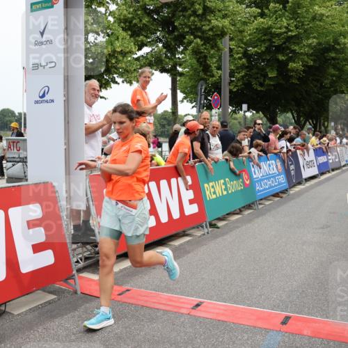 15.06.2025 - REWE Women's Run Strokosch-Dieckow http://msf.ph/oto/7931379 15.06.2025 10:55:25 Ziel 5485 meine-sportfotos.de