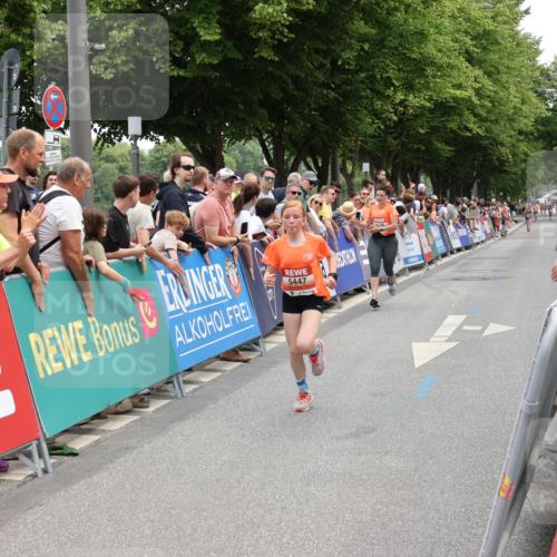 15.06.2025 - REWE Women's Run Strokosch-Dieckow http://msf.ph/oto/7931397 15.06.2025 10:56:06 Ziel 5179, 5447 meine-sportfotos.de
