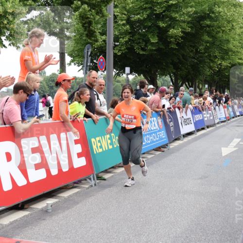 15.06.2025 - REWE Women's Run Strokosch-Dieckow http://msf.ph/oto/7931408 15.06.2025 10:56:09 Ziel 5179, 5447 meine-sportfotos.de