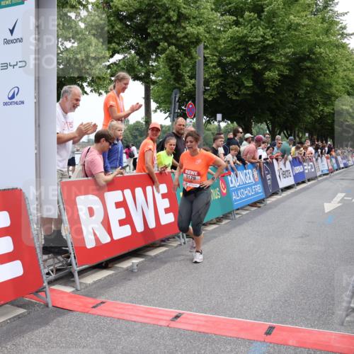 15.06.2025 - REWE Women's Run Strokosch-Dieckow http://msf.ph/oto/7931409 15.06.2025 10:56:09 Ziel 5179, 5447 meine-sportfotos.de