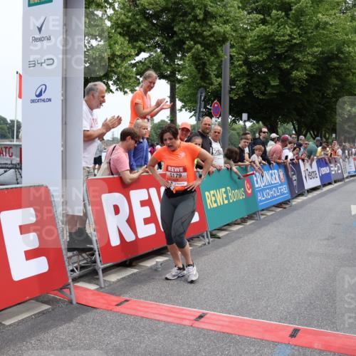 15.06.2025 - REWE Women's Run Strokosch-Dieckow http://msf.ph/oto/7931411 15.06.2025 10:56:10 Ziel 5179, 5447 meine-sportfotos.de