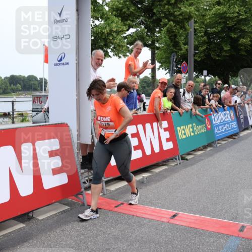 15.06.2025 - REWE Women's Run Strokosch-Dieckow http://msf.ph/oto/7931414 15.06.2025 10:56:10 Ziel 5179, 5447 meine-sportfotos.de