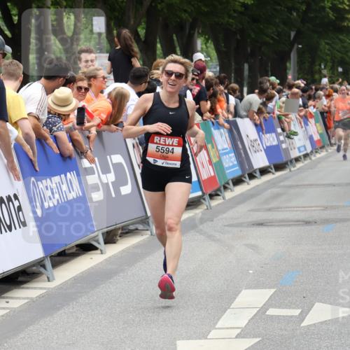 15.06.2025 - REWE Women's Run Strokosch-Dieckow http://msf.ph/oto/7931419 15.06.2025 10:56:22 Ziel 5594 meine-sportfotos.de
