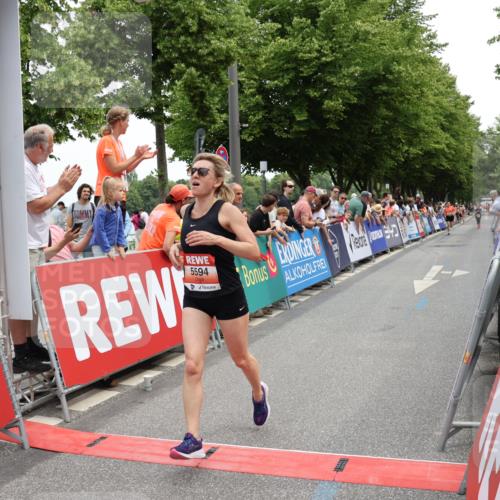 15.06.2025 - REWE Women's Run Strokosch-Dieckow http://msf.ph/oto/7931427 15.06.2025 10:56:25 Ziel 5443, 5594 meine-sportfotos.de