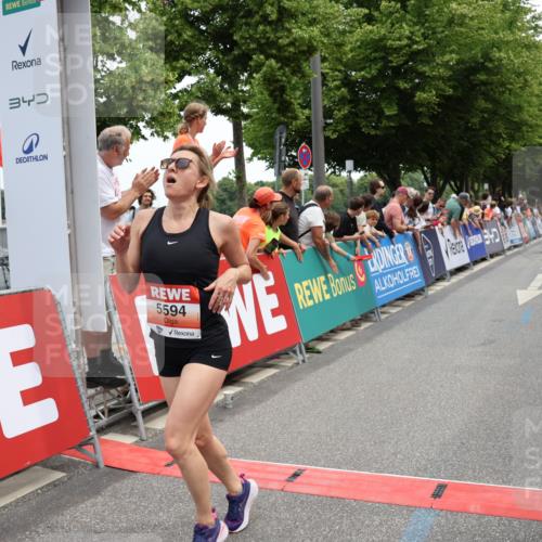 15.06.2025 - REWE Women's Run Strokosch-Dieckow http://msf.ph/oto/7931429 15.06.2025 10:56:25 Ziel 5443, 5594 meine-sportfotos.de