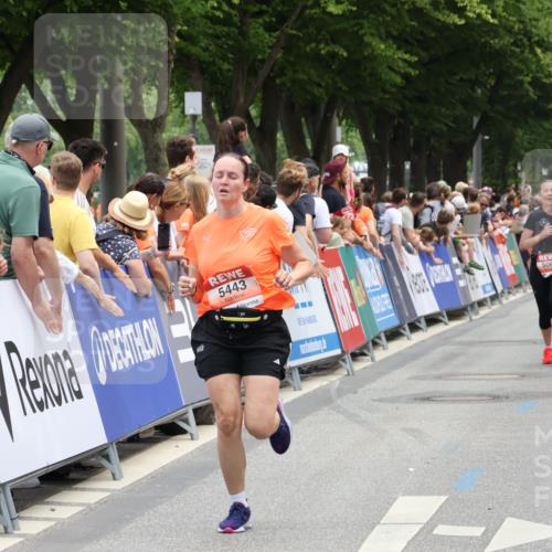 15.06.2025 - REWE Women's Run Strokosch-Dieckow http://msf.ph/oto/7931430 15.06.2025 10:56:29 Ziel 5067, 5443, 5594 meine-sportfotos.de