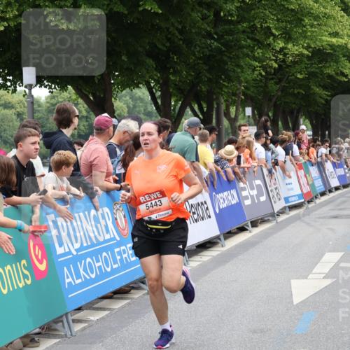 15.06.2025 - REWE Women's Run Strokosch-Dieckow http://msf.ph/oto/7931432 15.06.2025 10:56:31 Ziel 5067, 5443, 5594 meine-sportfotos.de