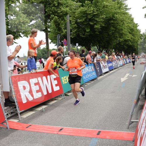 15.06.2025 - REWE Women's Run Strokosch-Dieckow http://msf.ph/oto/7931433 15.06.2025 10:56:31 Ziel 5067, 5443, 5594 meine-sportfotos.de