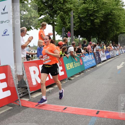 15.06.2025 - REWE Women's Run Strokosch-Dieckow http://msf.ph/oto/7931435 15.06.2025 10:56:32 Ziel 5067, 5443, 5594 meine-sportfotos.de