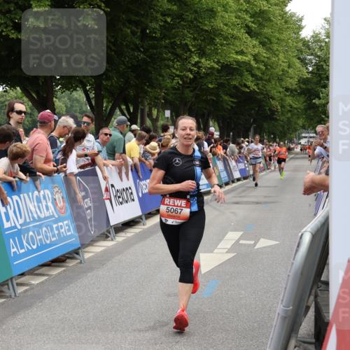 15.06.2025 - REWE Women's Run Strokosch-Dieckow http://msf.ph/oto/7931436 15.06.2025 10:56:35 Ziel 5067, 5082, 5443 meine-sportfotos.de