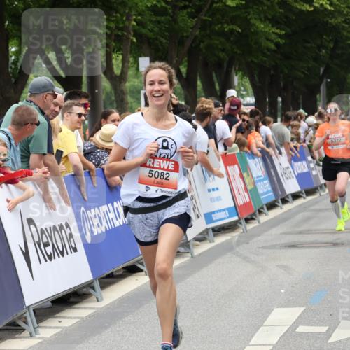 15.06.2025 - REWE Women's Run Strokosch-Dieckow http://msf.ph/oto/7931438 15.06.2025 10:56:39 Ziel 5067, 5082, 5372 meine-sportfotos.de