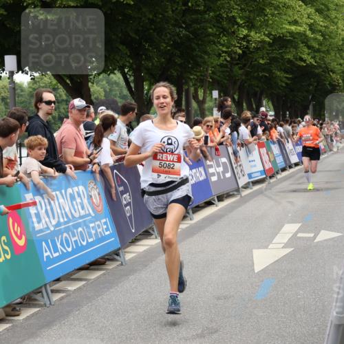 15.06.2025 - REWE Women's Run Strokosch-Dieckow http://msf.ph/oto/7931439 15.06.2025 10:56:40 Ziel 5067, 5082, 5372 meine-sportfotos.de