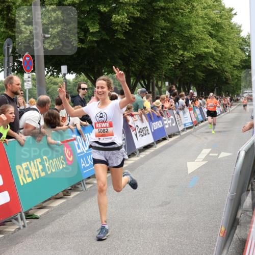 15.06.2025 - REWE Women's Run Strokosch-Dieckow http://msf.ph/oto/7931441 15.06.2025 10:56:40 Ziel 5067, 5082, 5372 meine-sportfotos.de