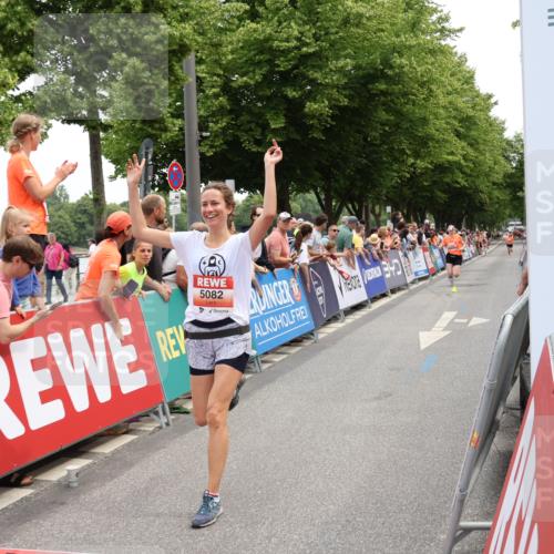 15.06.2025 - REWE Women's Run Strokosch-Dieckow http://msf.ph/oto/7931443 15.06.2025 10:56:40 Ziel 5067, 5082, 5372 meine-sportfotos.de