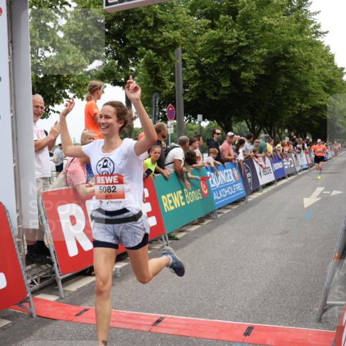 15.06.2025 - REWE Women's Run Strokosch-Dieckow http://msf.ph/oto/7931444 15.06.2025 10:56:41 Ziel 5067, 5082, 5372 meine-sportfotos.de