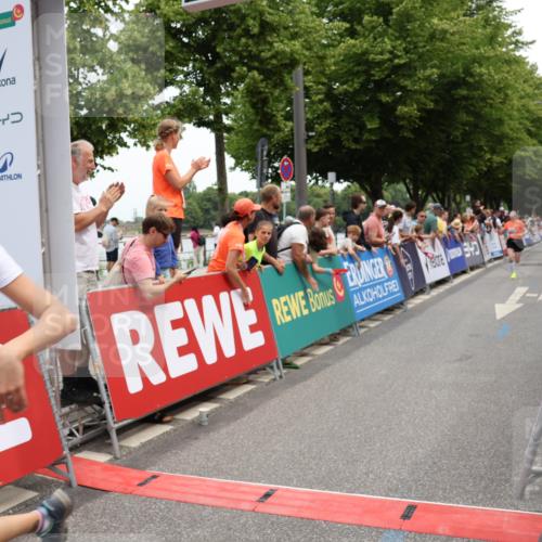 15.06.2025 - REWE Women's Run Strokosch-Dieckow http://msf.ph/oto/7931446 15.06.2025 10:56:41 Ziel 5067, 5082, 5372 meine-sportfotos.de