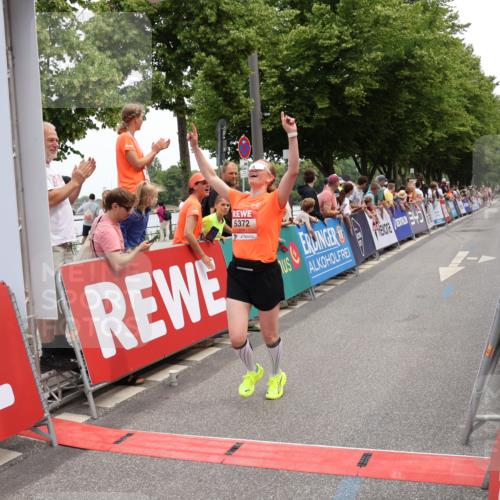 15.06.2025 - REWE Women's Run Strokosch-Dieckow http://msf.ph/oto/7931453 15.06.2025 10:56:44 Ziel 5082, 5372, 5576 meine-sportfotos.de