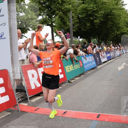 15.06.2025 - REWE Women's Run Strokosch-Dieckow http://msf.ph/oto/7931455 15.06.2025 10:56:45 Ziel 5082, 5372, 5576 meine-sportfotos.de