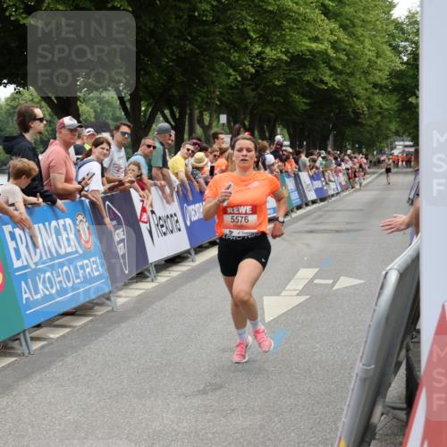 15.06.2025 - REWE Women's Run Strokosch-Dieckow http://msf.ph/oto/7931456 15.06.2025 10:56:49 Ziel 5372, 5576 meine-sportfotos.de