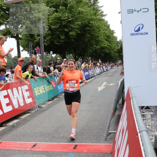 15.06.2025 - REWE Women's Run Strokosch-Dieckow http://msf.ph/oto/7931458 15.06.2025 10:56:50 Ziel 5372, 5576 meine-sportfotos.de