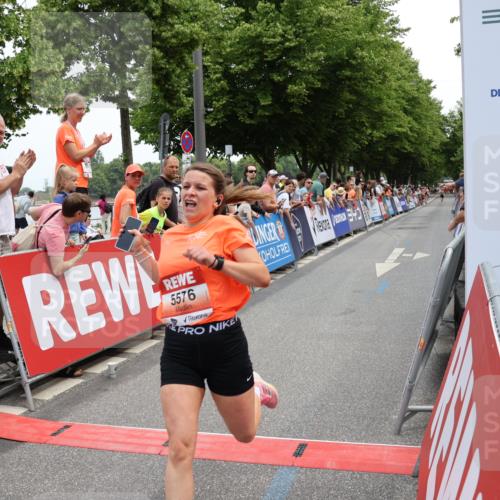 15.06.2025 - REWE Women's Run Strokosch-Dieckow http://msf.ph/oto/7931460 15.06.2025 10:56:50 Ziel 5372, 5576 meine-sportfotos.de