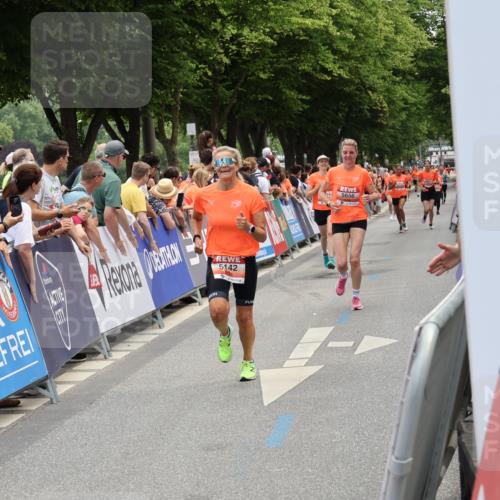 15.06.2025 - REWE Women's Run Strokosch-Dieckow http://msf.ph/oto/7931468 15.06.2025 10:57:21 Ziel 5142, 5537, 5656 meine-sportfotos.de