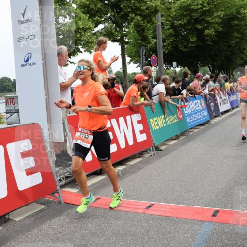 15.06.2025 - REWE Women's Run Strokosch-Dieckow http://msf.ph/oto/7931474 15.06.2025 10:57:23 Ziel 5142, 5326, 5537, 5656 meine-sportfotos.de