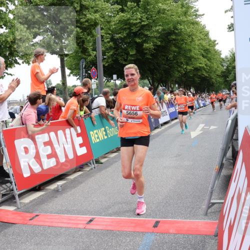 15.06.2025 - REWE Women's Run Strokosch-Dieckow http://msf.ph/oto/7931477 15.06.2025 10:57:25 Ziel 5142, 5201, 5326, 5537, 5656 meine-sportfotos.de