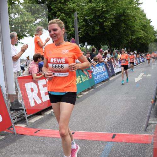 15.06.2025 - REWE Women's Run Strokosch-Dieckow http://msf.ph/oto/7931479 15.06.2025 10:57:25 Ziel 5142, 5201, 5326, 5537, 5656 meine-sportfotos.de