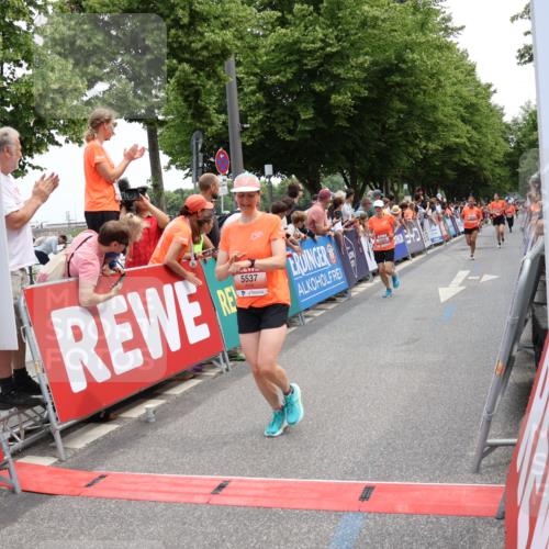 15.06.2025 - REWE Women's Run Strokosch-Dieckow http://msf.ph/oto/7931483 15.06.2025 10:57:27 Ziel 5142, 5154, 5201, 5326, 5537, 5656 meine-sportfotos.de