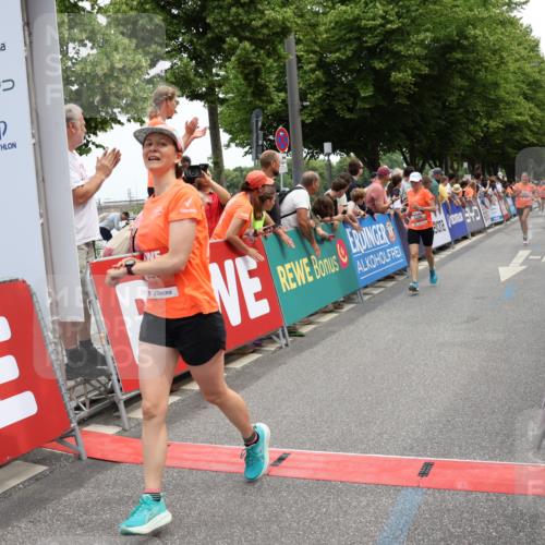 15.06.2025 - REWE Women's Run Strokosch-Dieckow http://msf.ph/oto/7931485 15.06.2025 10:57:27 Ziel 5142, 5154, 5201, 5326, 5537, 5656 meine-sportfotos.de