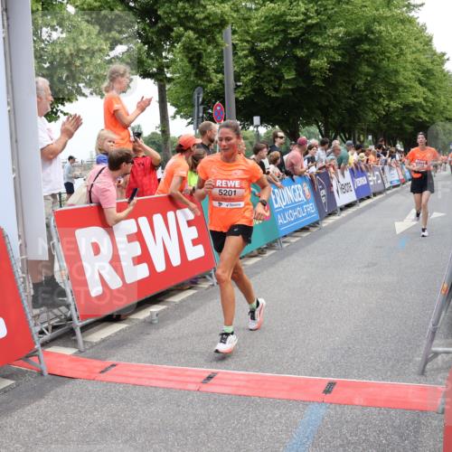 15.06.2025 - REWE Women's Run Strokosch-Dieckow http://msf.ph/oto/7931494 15.06.2025 10:57:31 Ziel 5154, 5201, 5326, 5486, 5537, 5611, 5656 meine-sportfotos.de