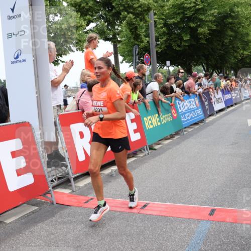 15.06.2025 - REWE Women's Run Strokosch-Dieckow http://msf.ph/oto/7931495 15.06.2025 10:57:31 Ziel 5154, 5201, 5326, 5486, 5537, 5611, 5656 meine-sportfotos.de