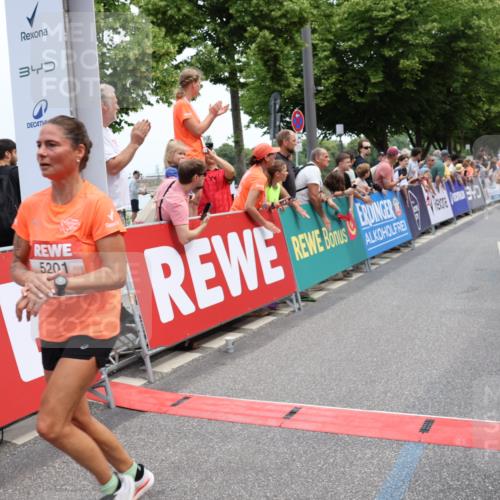 15.06.2025 - REWE Women's Run Strokosch-Dieckow http://msf.ph/oto/7931497 15.06.2025 10:57:31 Ziel 5154, 5201, 5326, 5486, 5537, 5611, 5656 meine-sportfotos.de