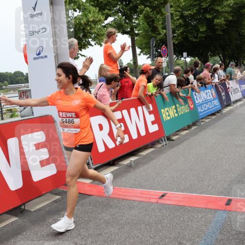 15.06.2025 - REWE Women's Run Strokosch-Dieckow http://msf.ph/oto/7931510 15.06.2025 10:57:37 Ziel 5031, 5154, 5201, 5264, 5327, 5486, 5507, 5611 meine-sportfotos.de