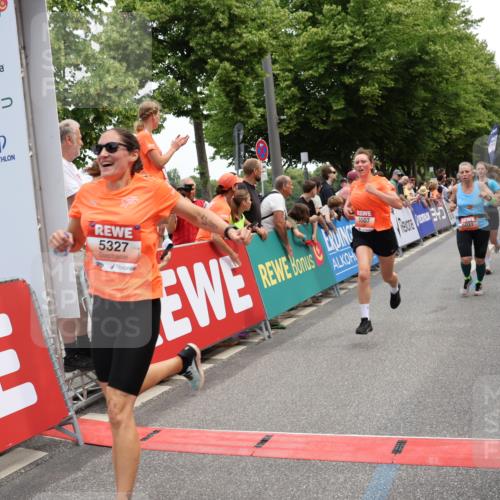 15.06.2025 - REWE Women's Run Strokosch-Dieckow http://msf.ph/oto/7931516 15.06.2025 10:57:40 Ziel 5031, 5032, 5264, 5327, 5334, 5335, 5486, 5507, 5611 meine-sportfotos.de