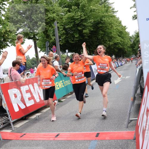 15.06.2025 - REWE Women's Run Strokosch-Dieckow http://msf.ph/oto/7931531 15.06.2025 10:57:46 Ziel 5031, 5032, 5264, 5327, 5334, 5335, 5462, 5507 meine-sportfotos.de