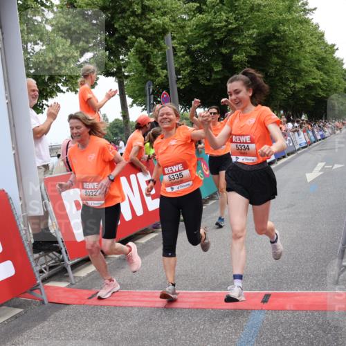 15.06.2025 - REWE Women's Run Strokosch-Dieckow http://msf.ph/oto/7931532 15.06.2025 10:57:46 Ziel 5031, 5032, 5264, 5327, 5334, 5335, 5462, 5507 meine-sportfotos.de