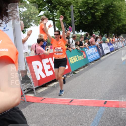 15.06.2025 - REWE Women's Run Strokosch-Dieckow http://msf.ph/oto/7931535 15.06.2025 10:57:47 Ziel 5031, 5032, 5264, 5334, 5335, 5462, 5507 meine-sportfotos.de