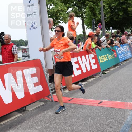 15.06.2025 - REWE Women's Run Strokosch-Dieckow http://msf.ph/oto/7931537 15.06.2025 10:57:47 Ziel 5031, 5032, 5264, 5334, 5335, 5462, 5507 meine-sportfotos.de