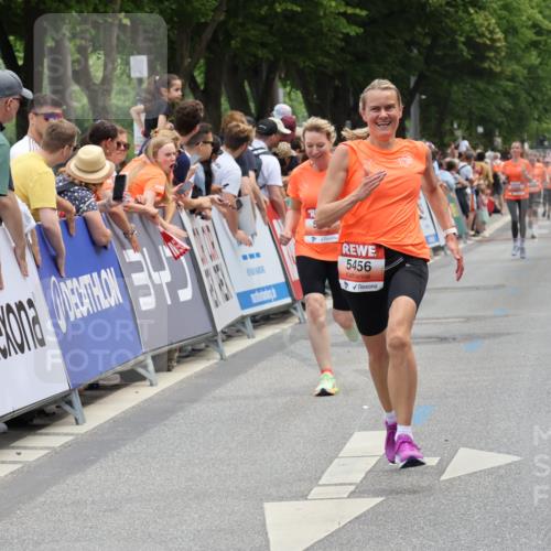 15.06.2025 - REWE Women's Run Strokosch-Dieckow http://msf.ph/oto/7931538 15.06.2025 10:57:57 Ziel 5456, 5513 meine-sportfotos.de