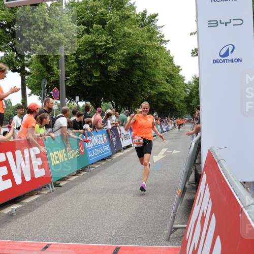 15.06.2025 - REWE Women's Run Strokosch-Dieckow http://msf.ph/oto/7931540 15.06.2025 10:57:59 Ziel 5456, 5513 meine-sportfotos.de
