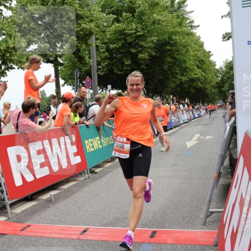 15.06.2025 - REWE Women's Run Strokosch-Dieckow http://msf.ph/oto/7931543 15.06.2025 10:57:59 Ziel 5456, 5513 meine-sportfotos.de