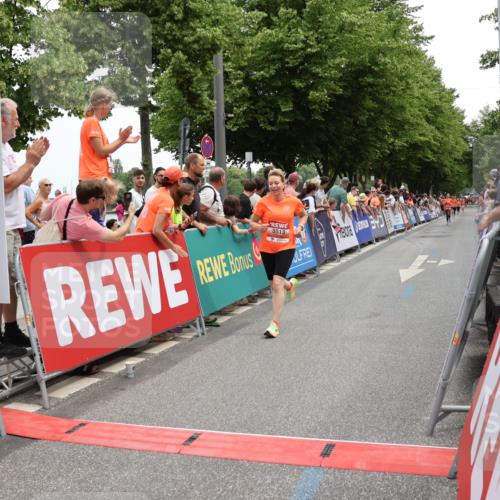 15.06.2025 - REWE Women's Run Strokosch-Dieckow http://msf.ph/oto/7931546 15.06.2025 10:58:00 Ziel 5456, 5513 meine-sportfotos.de