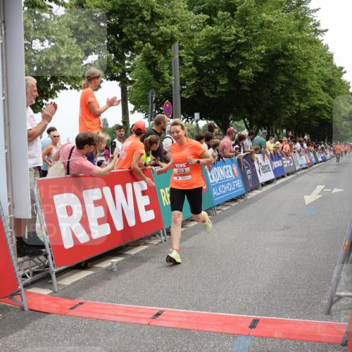 15.06.2025 - REWE Women's Run Strokosch-Dieckow http://msf.ph/oto/7931548 15.06.2025 10:58:00 Ziel 5456, 5513 meine-sportfotos.de