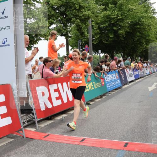 15.06.2025 - REWE Women's Run Strokosch-Dieckow http://msf.ph/oto/7931549 15.06.2025 10:58:01 Ziel 5456, 5513 meine-sportfotos.de