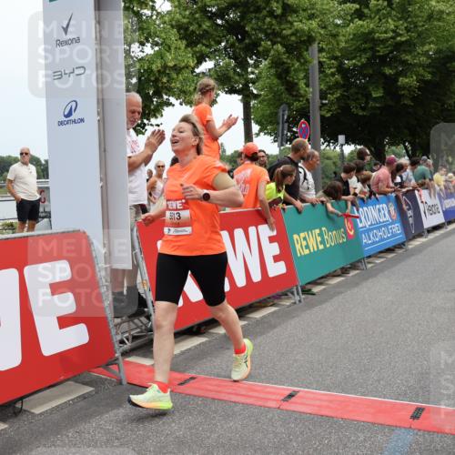 15.06.2025 - REWE Women's Run Strokosch-Dieckow http://msf.ph/oto/7931551 15.06.2025 10:58:01 Ziel 5456, 5513 meine-sportfotos.de